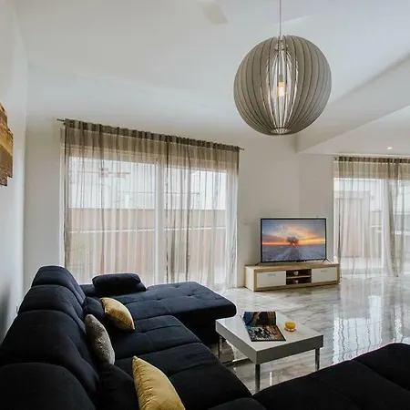 In Okrug Gornji With Terrace, Air Condition, Wifi, Washing Machine * Trogir