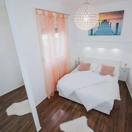 In Okrug Gornji With Terrace, Air Condition, Wifi, Washing Machine Lägenhet