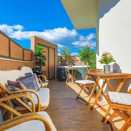 In Okrug Gornji With Terrace, Air Condition, Wifi, Washing Machine Lägenhet Trogir